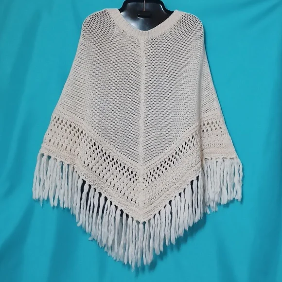 American Eagle Outfitters Beige Knitted Poncho With Fringes. Size XS/S - Picture 10 of 10